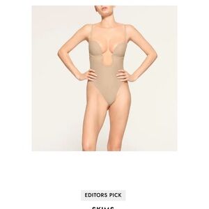 SKIMS Deep Plunge Shapewear Bodysuit NWT
Color: Sand
Size: Small
